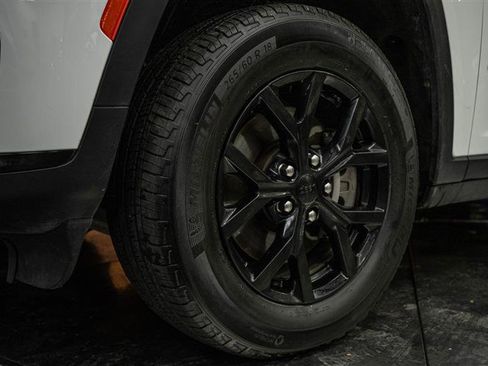 Used 2024 Jeep Grand Cherokee L Laredo image 4