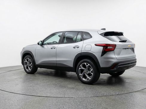 Used 2025 Chevrolet Trax LT w/ LT Convenience Package image 6