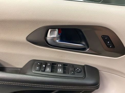 Used 2023 Chrysler Pacifica Touring-L FWD image 19
