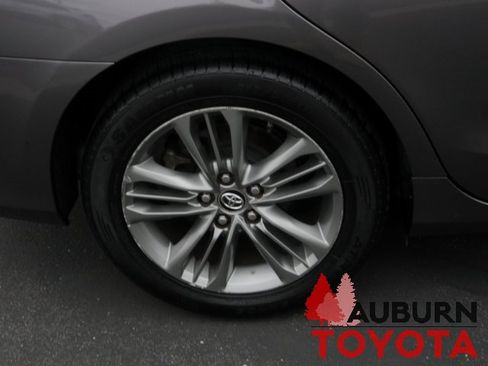 Used 2016 Toyota Camry SE image 4