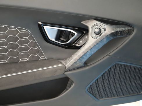 Used 2022 Lamborghini Huracan EVO image 18