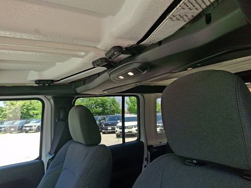 Used 2025 Jeep Wrangler Unlimited Sahara AWD/4WD image 24
