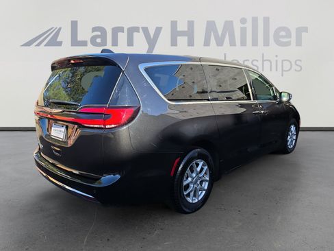 Used 2023 Chrysler Pacifica Touring-L FWD image 5