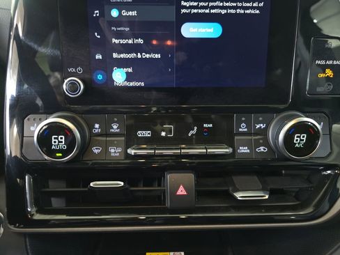 Used 2023 Toyota Highlander XLE image 25