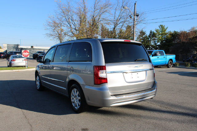 Used 2016 Chrysler Town & Country Touring FWD image 34