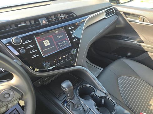 Used 2018 Toyota Camry SE FWD image 28