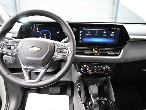 Used 2025 Chevrolet TrailBlazer LT w/ LT Cold Weather Package AWD/4WD image 13