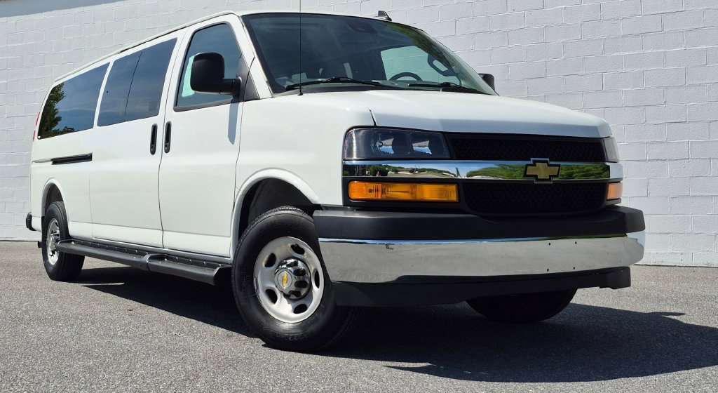 Used 2025 Chevrolet Express 3500 LT w/ LT Preferred Equipment Group RWD image 2