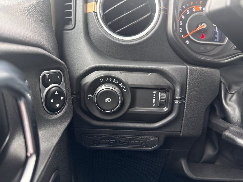Used 2026 Jeep Wrangler Unlimited Sahara AWD/4WD image 24