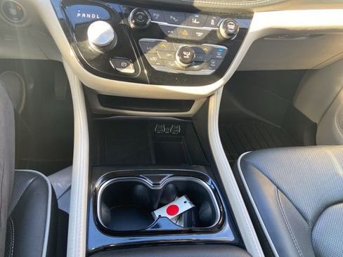Used 2022 Chrysler Pacifica Limited image 25
