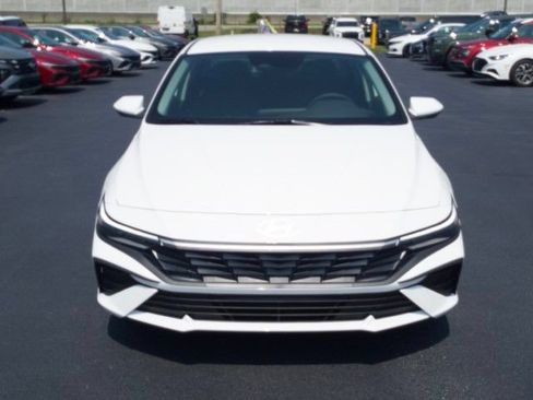New 2026 Hyundai Elantra SE FWD image 2