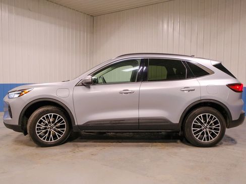 Used 2024 Ford Escape SE image 3