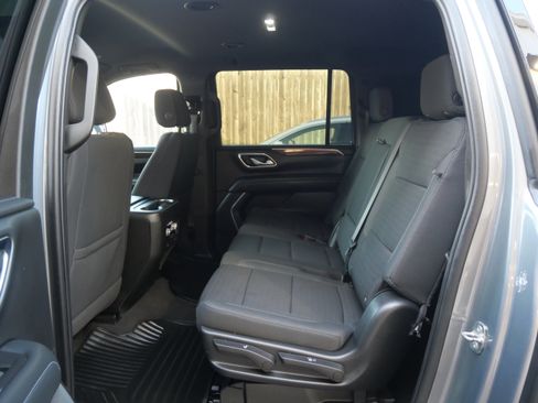 Used 2022 GMC Yukon XL SLE image 10