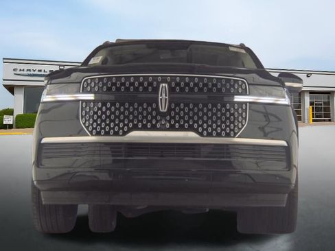 Used 2025 Lincoln Navigator L Reserve image 2