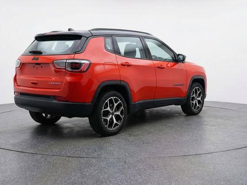 Used 2025 Jeep Compass Limited image 9