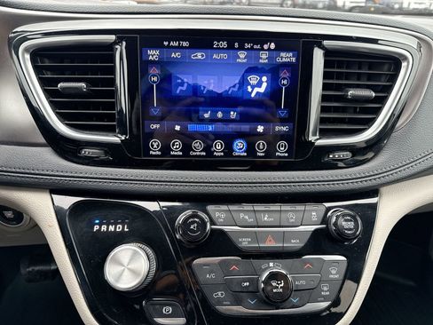 Used 2017 Chrysler Pacifica Limited image 21