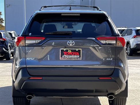 Used 2021 Toyota RAV4 XLE Premium image 5