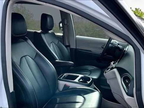 Used 2023 Chrysler Pacifica Touring-L FWD image 7