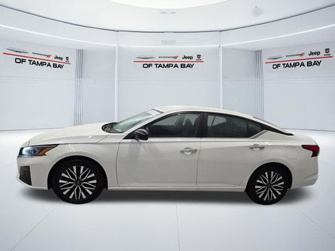 Used 2024 Nissan Altima 2.5 SV FWD image 3