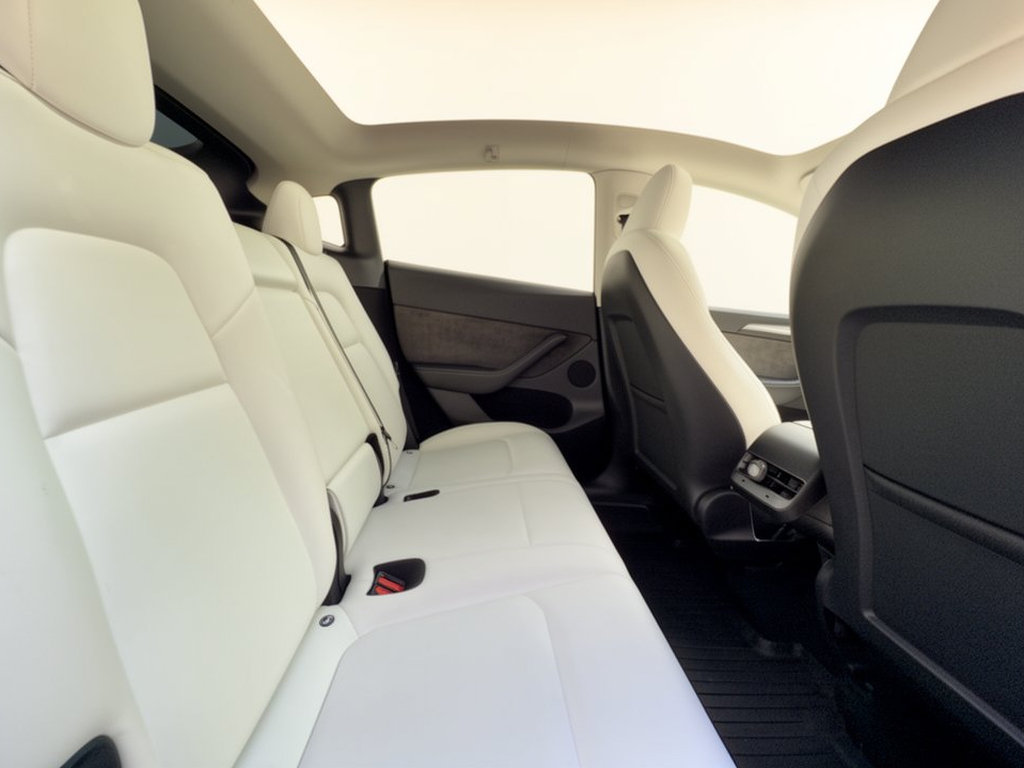 Used 2024 Tesla Model Y Long Range RWD image 29