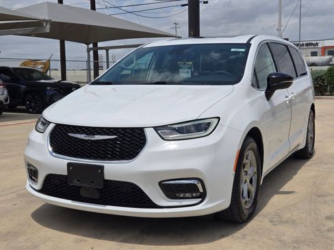 Used 2024 Chrysler Pacifica Limited w/ Uconnect Theater Family Group FWD image 3