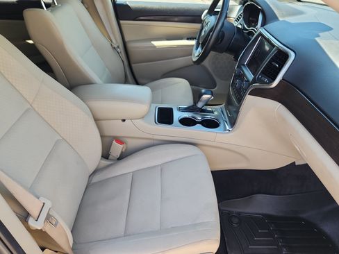Used 2018 Jeep Grand Cherokee Laredo AWD/4WD image 19