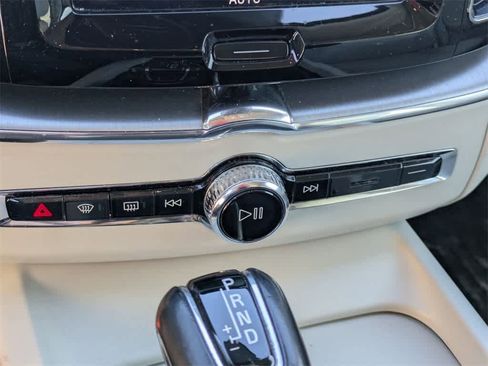 Used 2019 Volvo XC60 T6 Momentum w/ Multimedia Package image 30
