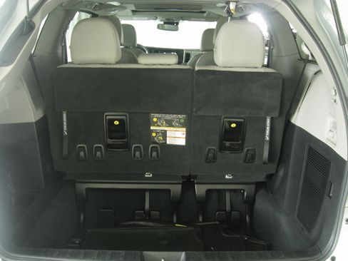 Used 2019 Toyota Sienna Limited Premium image 25