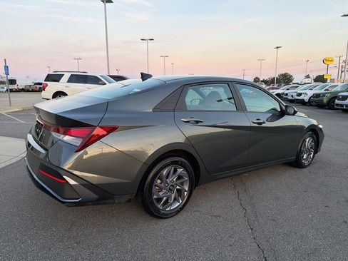 Used 2024 Hyundai Elantra SEL image 3