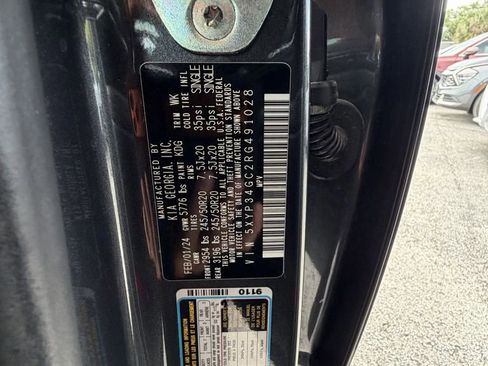 Used 2024 Kia Telluride EX w/ EX Captain's Chair Package FWD image 35