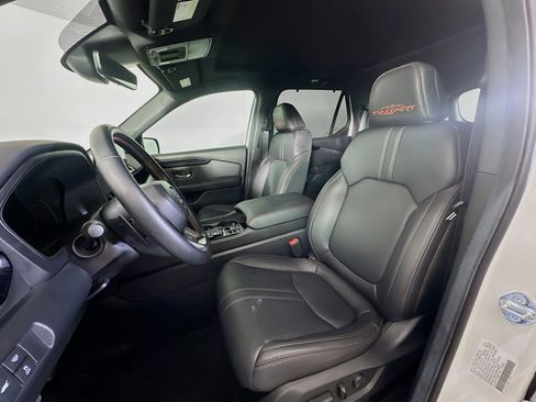 Used 2025 Honda Pilot TrailSport image 13