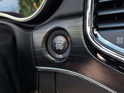Certified 2019 Jeep Grand Cherokee Limited AWD/4WD image 23