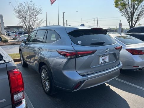 Used 2024 Toyota Highlander Platinum image 9