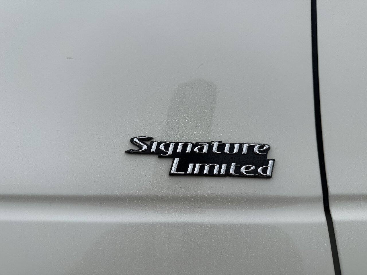 Used 2005 Lincoln Town Car Signature Limited RWD image 4