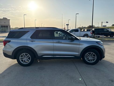 Used 2025 Ford Explorer Active RWD image 16