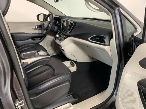 Used 2023 Chrysler Pacifica Touring-L image 38