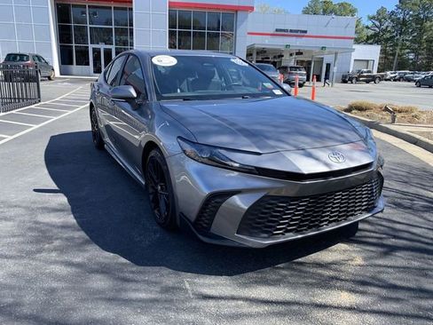 Used 2025 Toyota Camry SE image 2