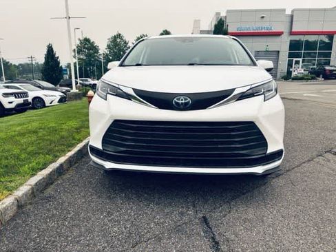 Used 2021 Toyota Sienna LE AWD/4WD image 2