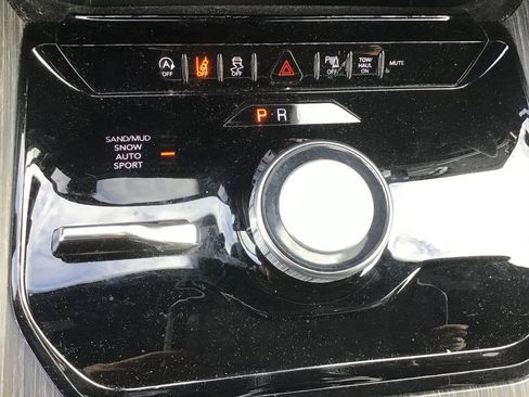 Used 2024 Jeep Wagoneer L Series II w/ Flexible Seating Group image 15