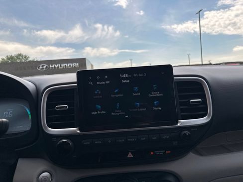 Used 2025 Hyundai Venue Limited FWD image 50