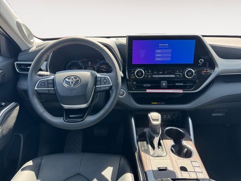 New 2026 Toyota Highlander Platinum AWD/4WD image 13