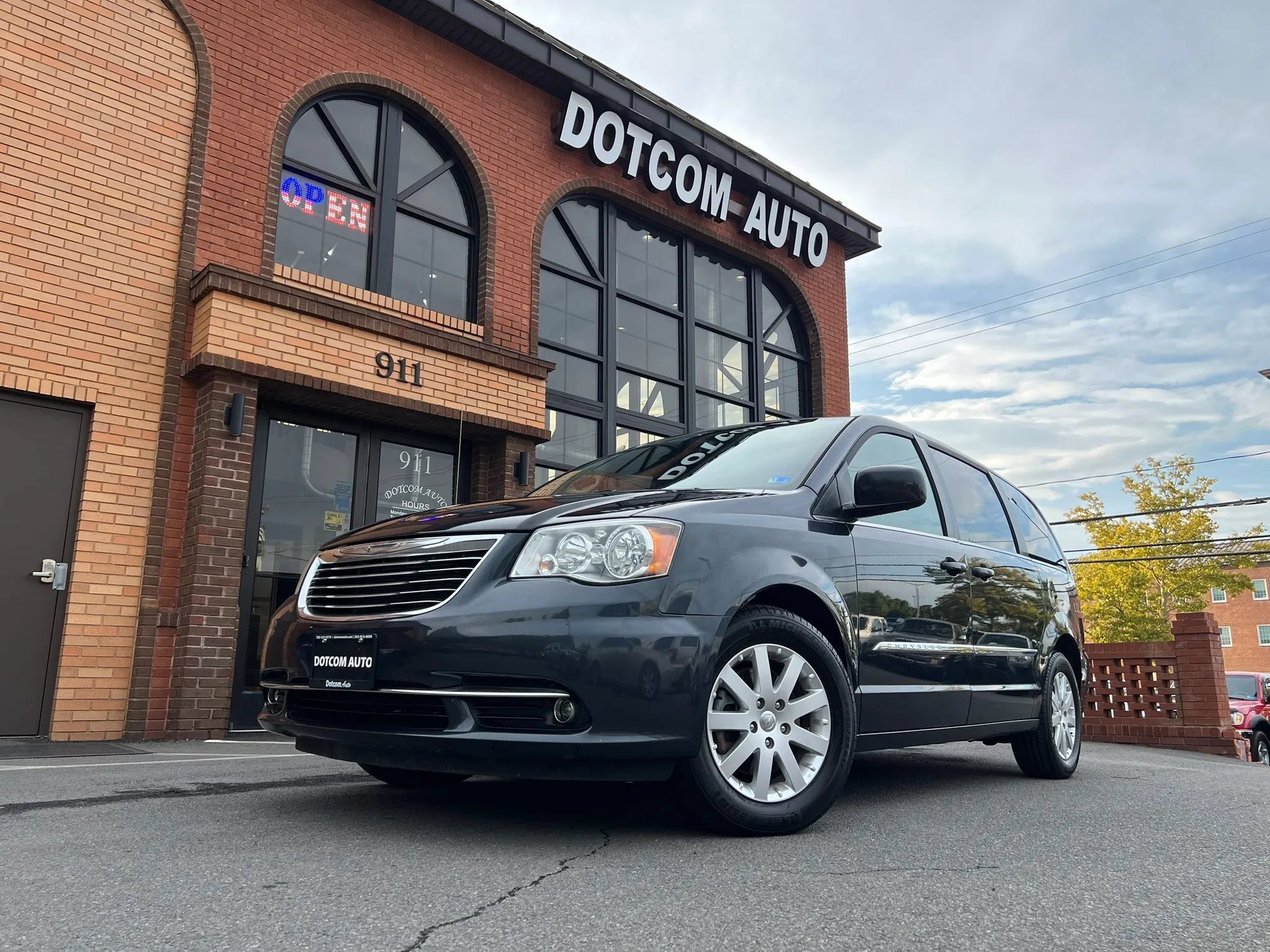 Used 2013 Chrysler Town & Country Touring FWD image 3