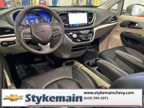 Used 2022 Chrysler Pacifica Touring-L image 5