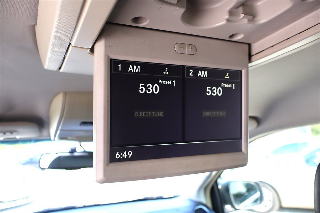 Used 2016 Chrysler Town & Country Touring FWD image 27