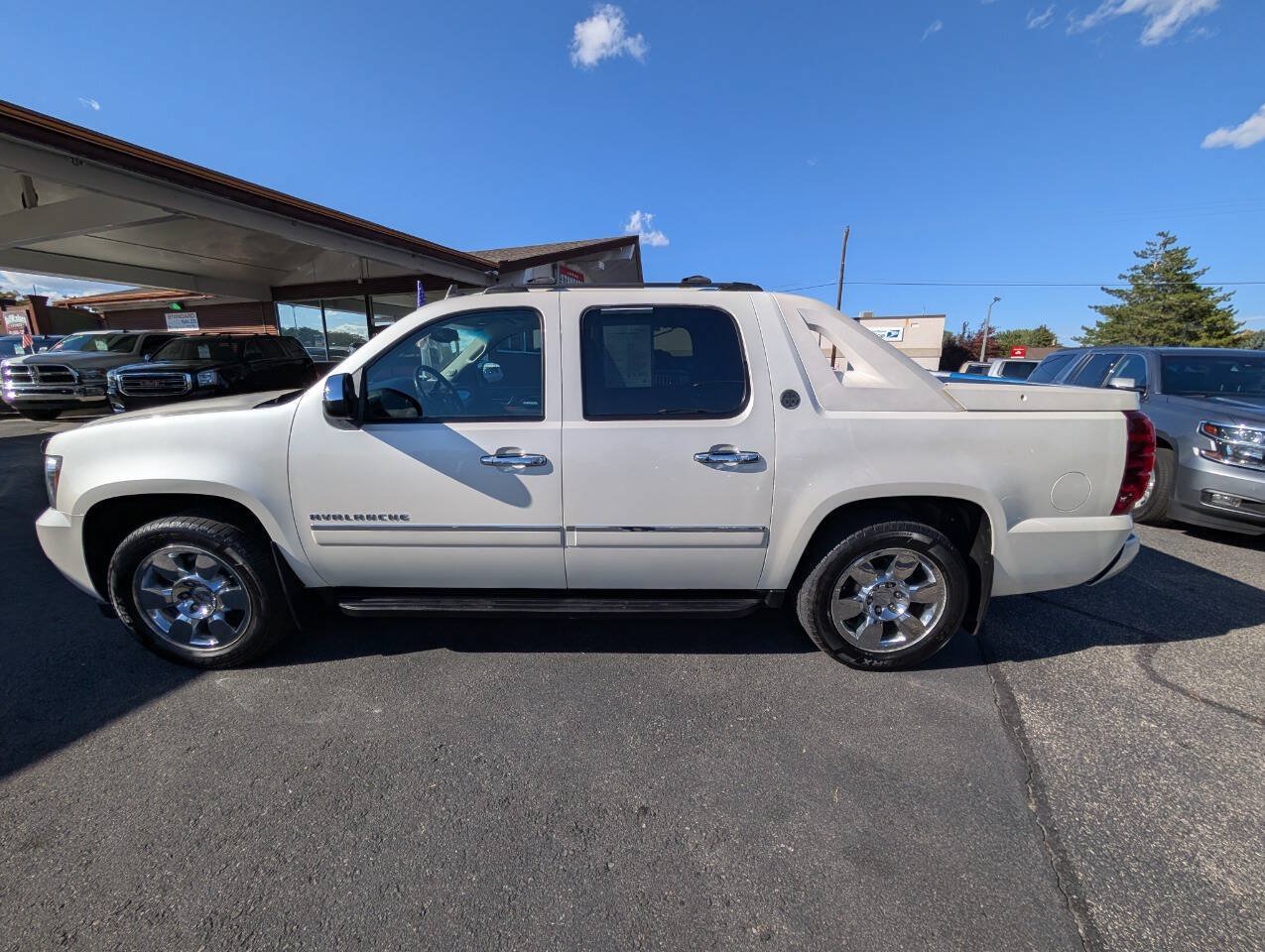 Used 2013 Chevrolet Avalanche LTZ AWD/4WD image 4