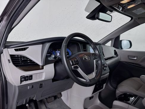 Used 2020 Toyota Sienna XLE Premium image 11
