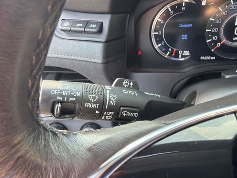 Used 2020 Cadillac Escalade Premium Luxury AWD/4WD image 23