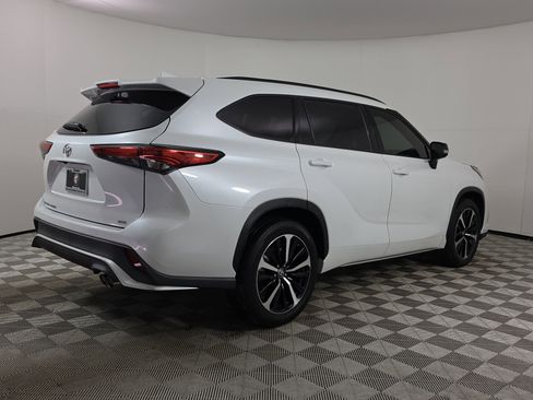 Used 2022 Toyota Highlander XSE FWD image 7