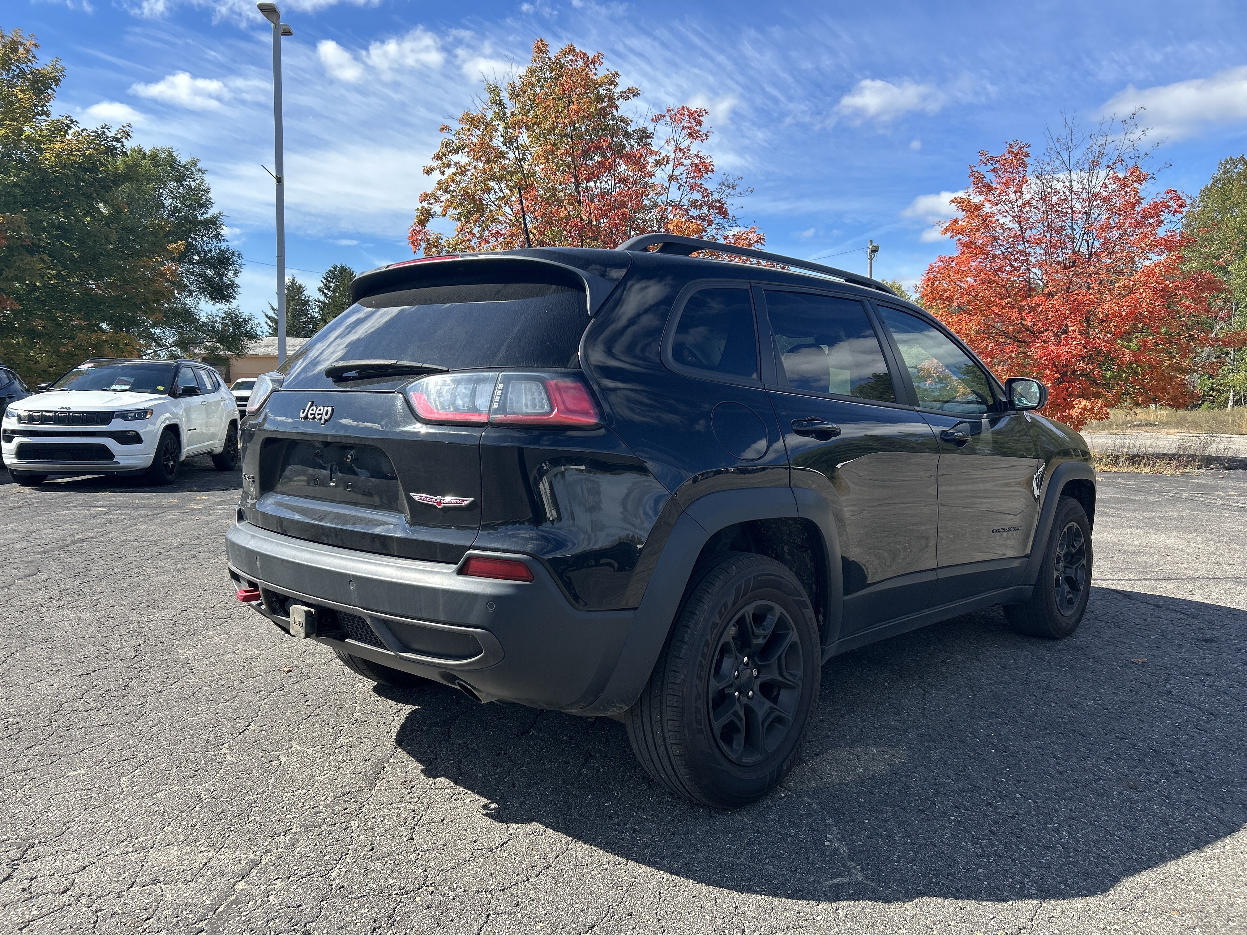 Used 2019 Jeep Cherokee Trailhawk AWD/4WD image 4