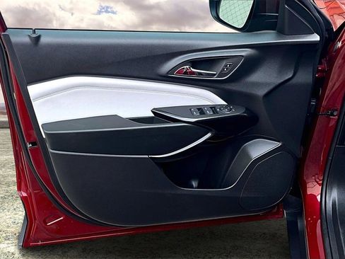 Used 2025 Chevrolet Trax LT image 20